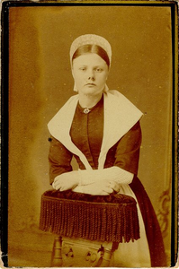 foto-6190 Portret van één van de gezusters Slot, opgenomen in het Gereformeerd Weeshuis van Enkhuizen, ca. 1883
