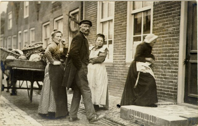 6200 Arie Koolhaas met zijn groentekar in Enkhuizen, 19-?