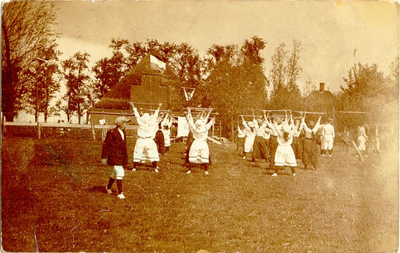 6321 Turnfeest 1912 : leden van 'De Halter' doen gymnastiekoefeningen, 1912