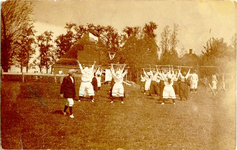 foto-6321 Turnfeest 1912 : leden van 'De Halter' doen gymnastiekoefeningen, 1912