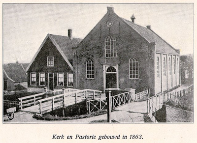 foto-7215 Kerk en Pastorie gebouwd in 1863, ca. 1910