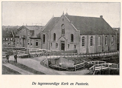 foto-7216 De tegenwoordige kerk en pastorie, ca. 1910
