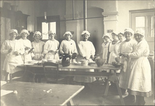 foto-8488 Klassefoto tijdens de kookles op de Vakschool voor meisjes, omstreeks 1920, ca. 1920