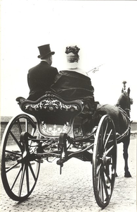 9293 Westfriese sjees met paar in dito klederdracht, ca. 1980