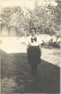 19547 Portret van een turnster, ca. 1920