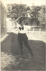 19548 Portret van een turnster, ca. 1920