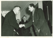 foto-33185 Burgemeester Commandeur verwelkomt de nieuwe deken van Wognum, P.J. Stammeijer, 1953, 20 november
