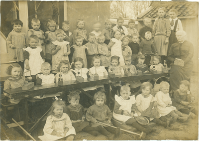 34547 Groepsfoto Armenbewaarschool Enkhuizen geboortejaar 1915-1916, 1920