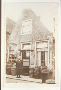 34671 Maartje Valentijn op de Oude Gracht te Enkhuizen, ca. 1925