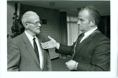 foto-34780 Burgemeester De Nijs bewondert de medaille van de heer Dekker, 1989, 28 april