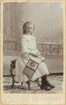 foto-35145 Portret onbekend meisje met boek, ca. 1890-1900
