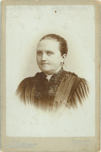 foto-35457 Echtgenote van dominee A. van der Sluys (?), ca. 1890