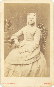 foto-35920 Portret van een onbekende vrouw, ca. 1880
