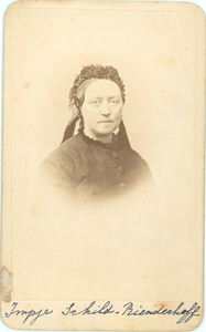 36608 Portret van Impje Schild-Rienderhoff, ca. 1880