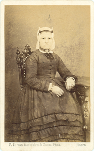 foto-37478 Portret van een onbekende vrouw, ca. 1870