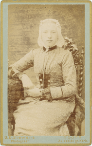foto-37498 Portret van een onbekende vrouw, ca. 1885