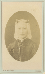 foto-37506 Portret van een onbekende dame, ca. 1880
