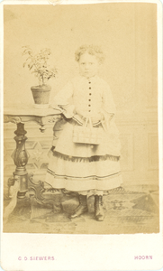 foto-37549 Portret van een onbekend meisje, ca. 1885