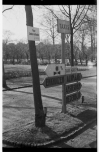 60 Taxi standplaats met Duitse (Marine Lazarett) wegbewijzering op het Stationsplein