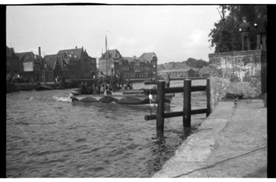 118 Duits patroullevaartuig verlaat de binnenhaven van Hoorn. Rechts de Sas .