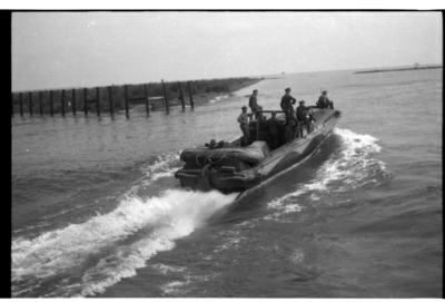 128 Patrouillevaartuig van de Duitse Kriegsmarine verlaat de haven van Hoorn