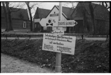 130 Duitse richtingborden ter hoogte van de huidige Parkschouwburg aan de Westerdijk in Hoorn