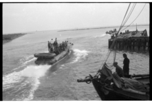 139 Duitse patrouilleboten van de Kriegsmarine in de haven van Hoorn op weg naar het IJsselmeer