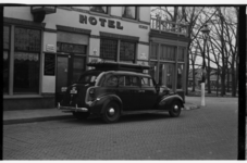 219 Taxi, geparkeerd voor hotel Het Wapen van West-Friesland