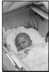 325 Portretfoto van een baby Penders, genomen in de Nieuwsteeg