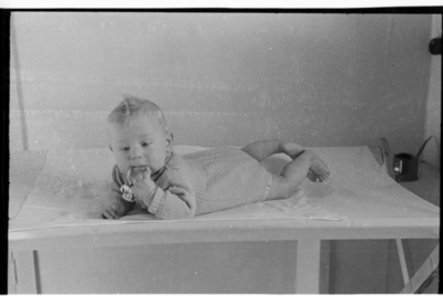 326 Portretfoto van een baby Scheer, genomen in de Eikstraat