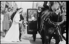 330 Bruidspaar Wagenmaker-Eecken stapt in de koets voor de katholieke pastorie aan het Grote Noord