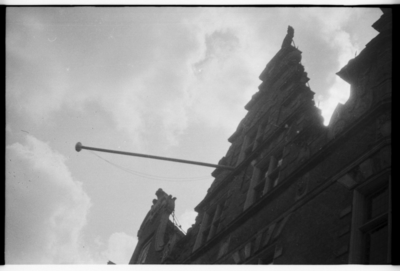 341 Op de dag van de bevrijding wordt de Nederlandse vlag uitgehangen op het stadhuis