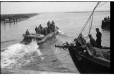 401 Patrouilleboot met Duitse soldaten van de Kriegsmarine vaart de Hoornse haven uit