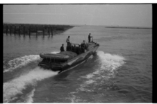 402 Patrouilleboot met Duitse soldaten van de Kriegsmarine vaart de Hoornse haven uit