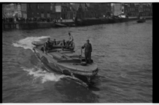 404 Patrouilleboot met Duitse soldaten van de Kriegsmarine vaart de Hoornse haven uit