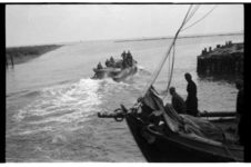 406 Patrouilleboot met Duitse soldaten van de Kriegsmarine vaart de Hoornse haven uit