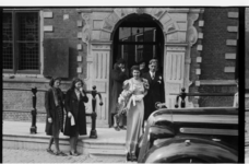 485 Bruidspaar Groot bij het verlaten van het stadhuis aan de Nieuwstraat