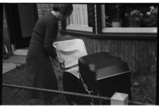 496 Vrouw buigt zich over de kinderwagen van baby Dirk Jan Osinga