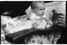 501 Baby Dirk Jan Osinga in een stoel