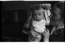 504 Baby Dirk Jan Osinga in de armen van z'n moeder