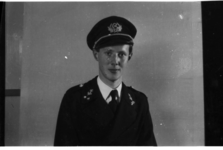 552 Portret man in marine-uniform
