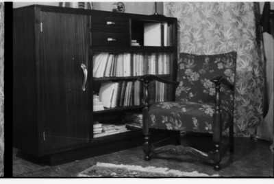 555 Stoel en lage kast met boeken