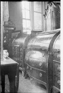 582 Antieke kasten in de antiekzaak van de familie Vlekke