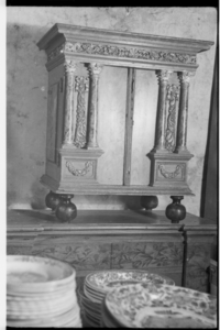 584 Antieke kast in de antiekzaak van de familie Vlekke