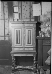 585 Antieke kast in de antiekzaak van de familie Vlekke