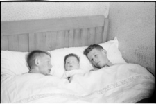 591 Drie kinderen Zegel in een bed onder de dekens