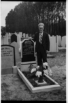 610 De heer Van der Stem bij het graf van W.M.P.E. van der Steur-Carpreau (1872-1942)