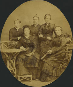 196 Groepsportret (ovaal) van Christina Johanna van Heemskerck-van Walsem met haar dochters