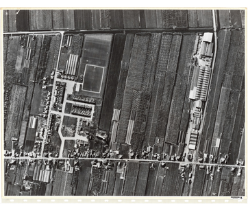 10001350 Satelietfoto Dorpsstraat en Koewijzend, voor aanleg van de Zwaagmergouw en Oostergouw, Hoorn, ...
